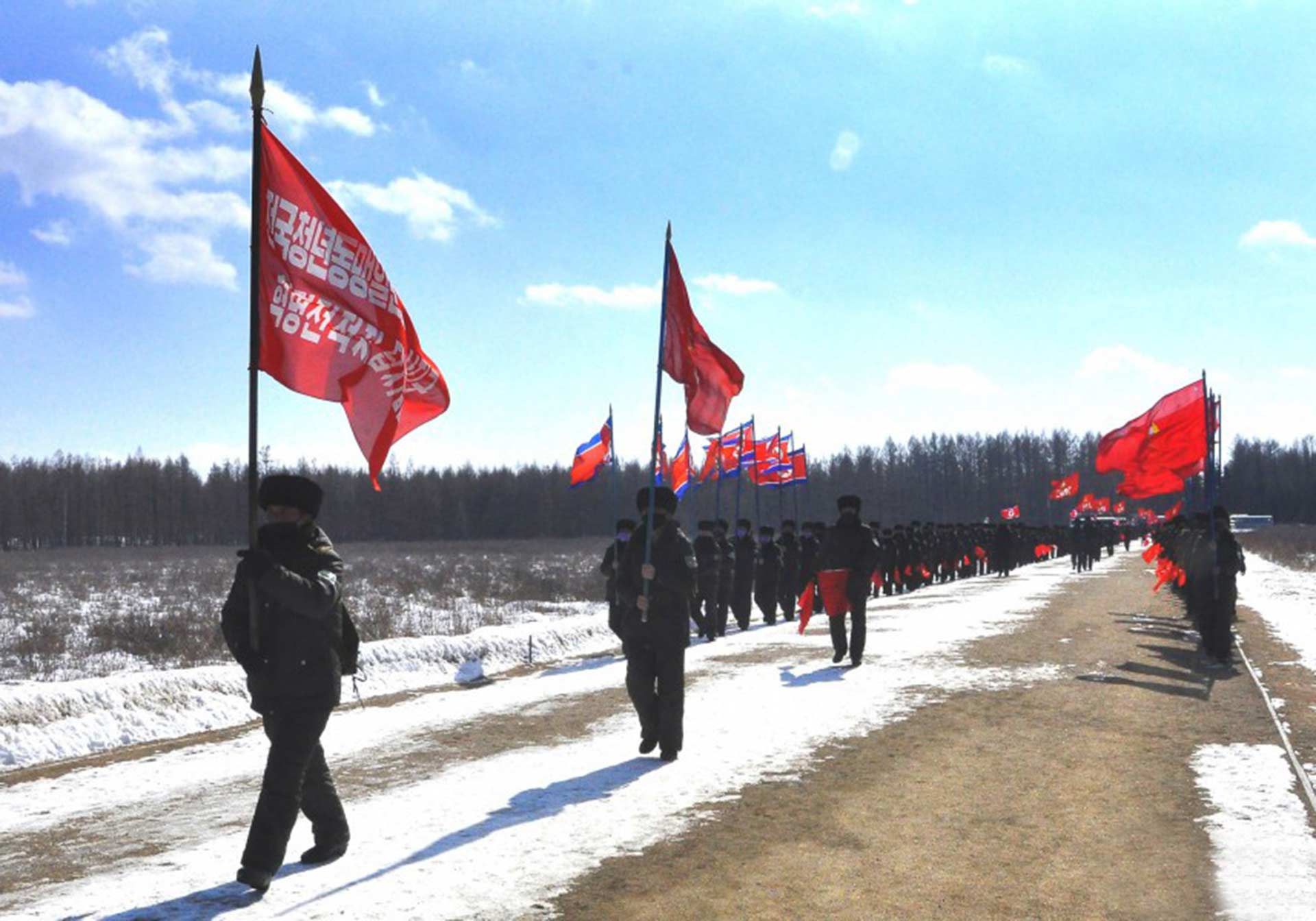 2-조선에서 일어나고있는 백두산지구 혁명전적지답사열풍